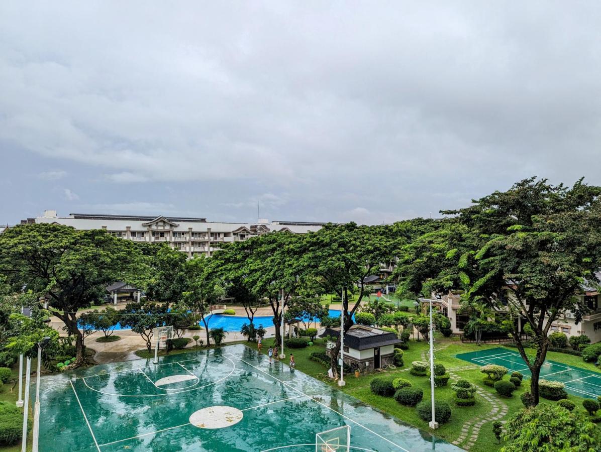 Апартаменты Acacia Estates' The Getaway Taguig Jade Tower Манила Экстерьер фото