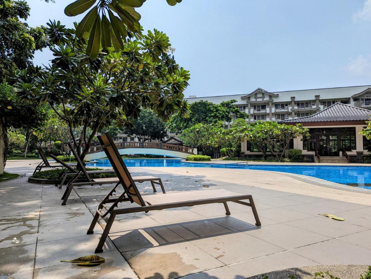 Апартаменты Acacia Estates' The Getaway Taguig Jade Tower Манила Экстерьер фото